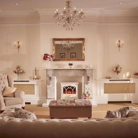 บาเดน เฮาส์ Hotel บาธ ภายนอก รูปภาพ A living room with a fireplace