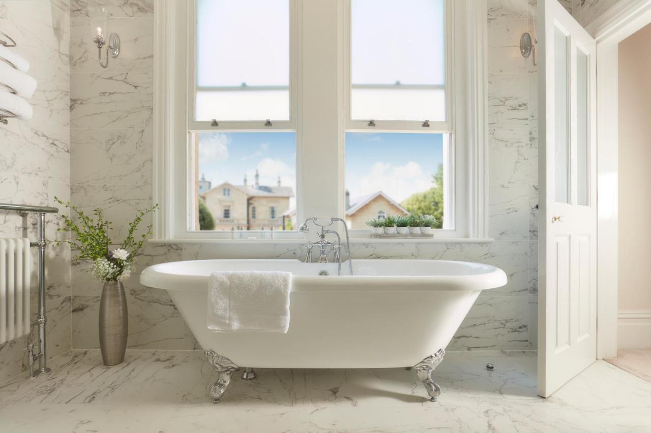 บาเดน เฮาส์ Hotel บาธ ภายนอก รูปภาพ A freestanding bathtub