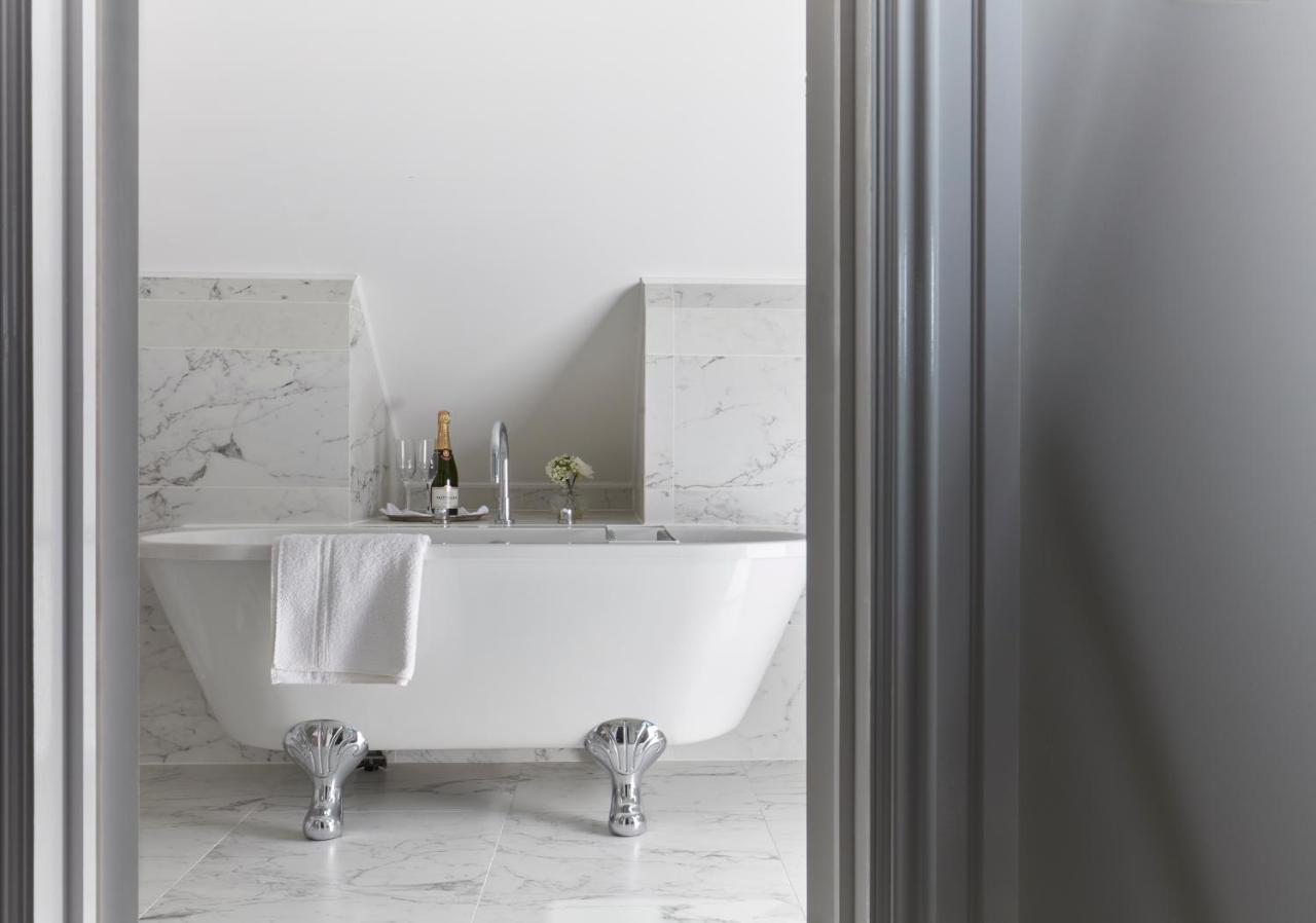 บาเดน เฮาส์ Hotel บาธ ภายนอก รูปภาพ A freestanding bathtub