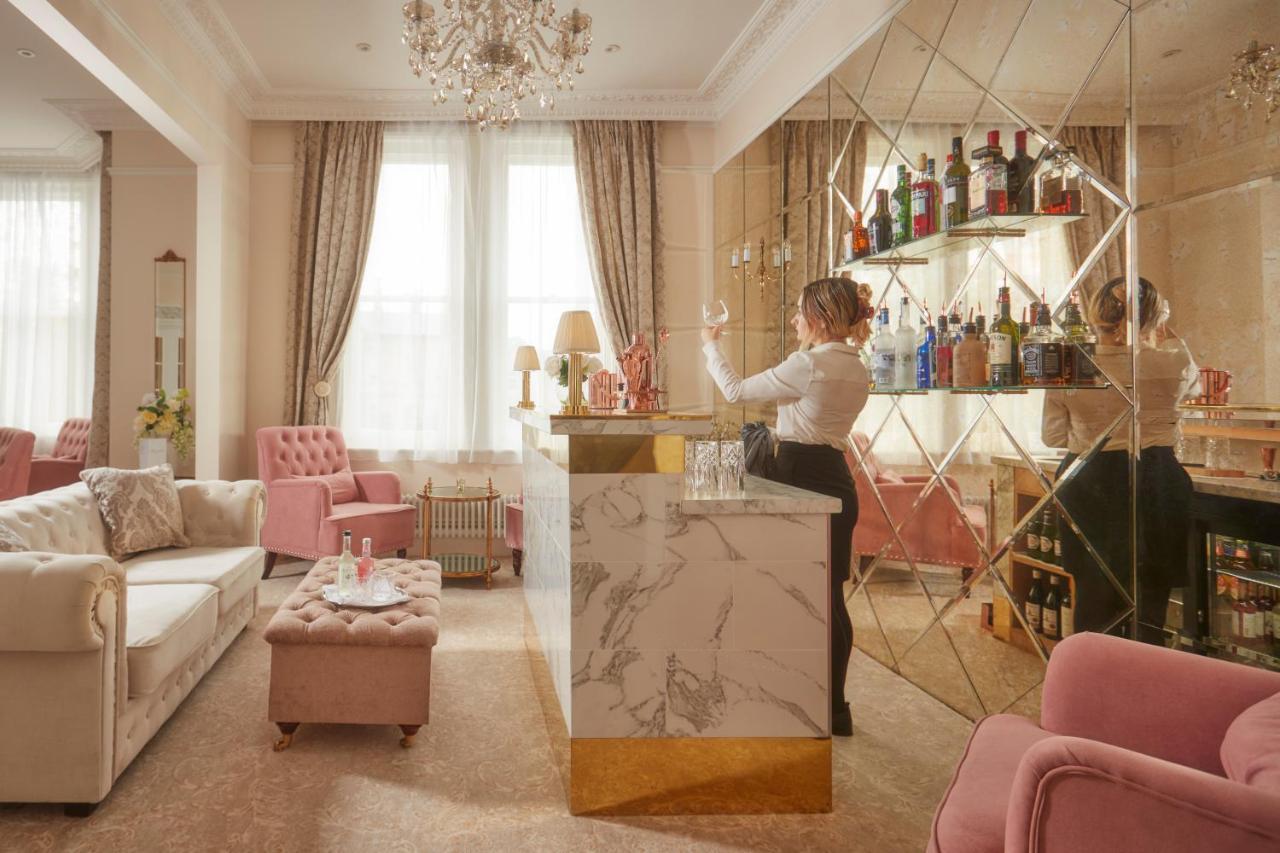 บาเดน เฮาส์ Hotel บาธ ภายนอก รูปภาพ The bar at the Hotel de Crillon