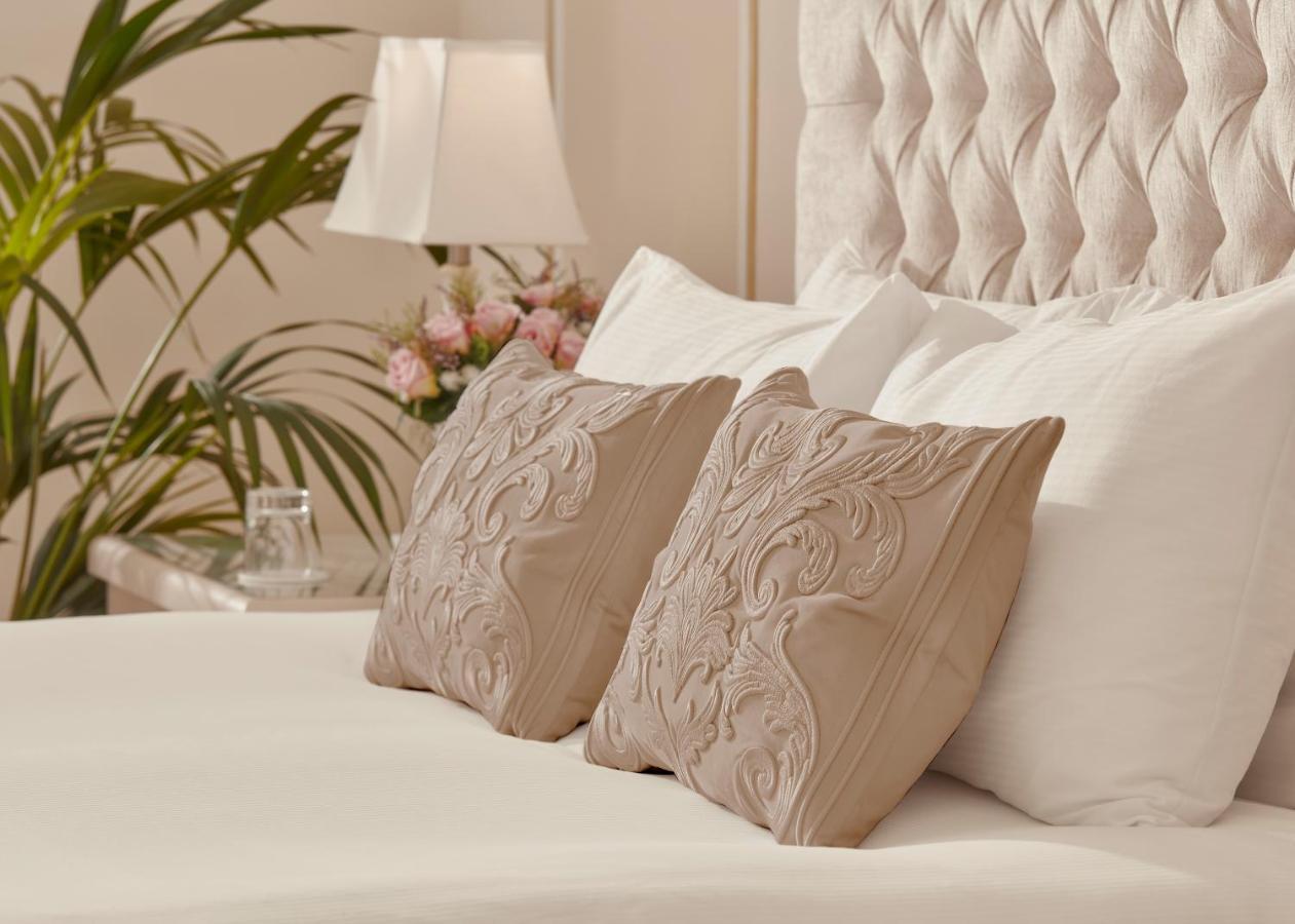 บาเดน เฮาส์ Hotel บาธ ภายนอก รูปภาพ Pillows on a bed