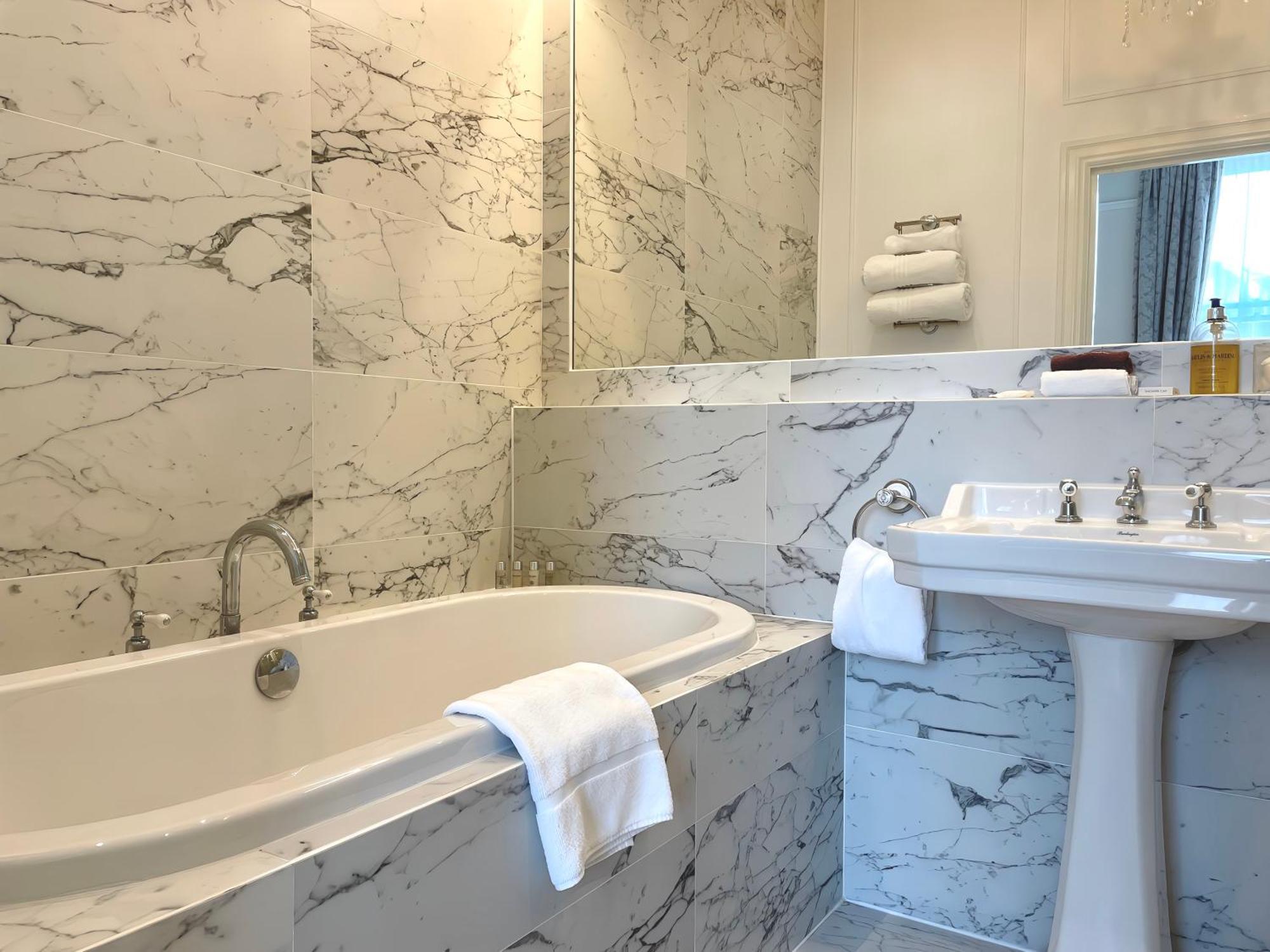 บาเดน เฮาส์ Hotel บาธ ห้อง รูปภาพ Bathroom in the hotel