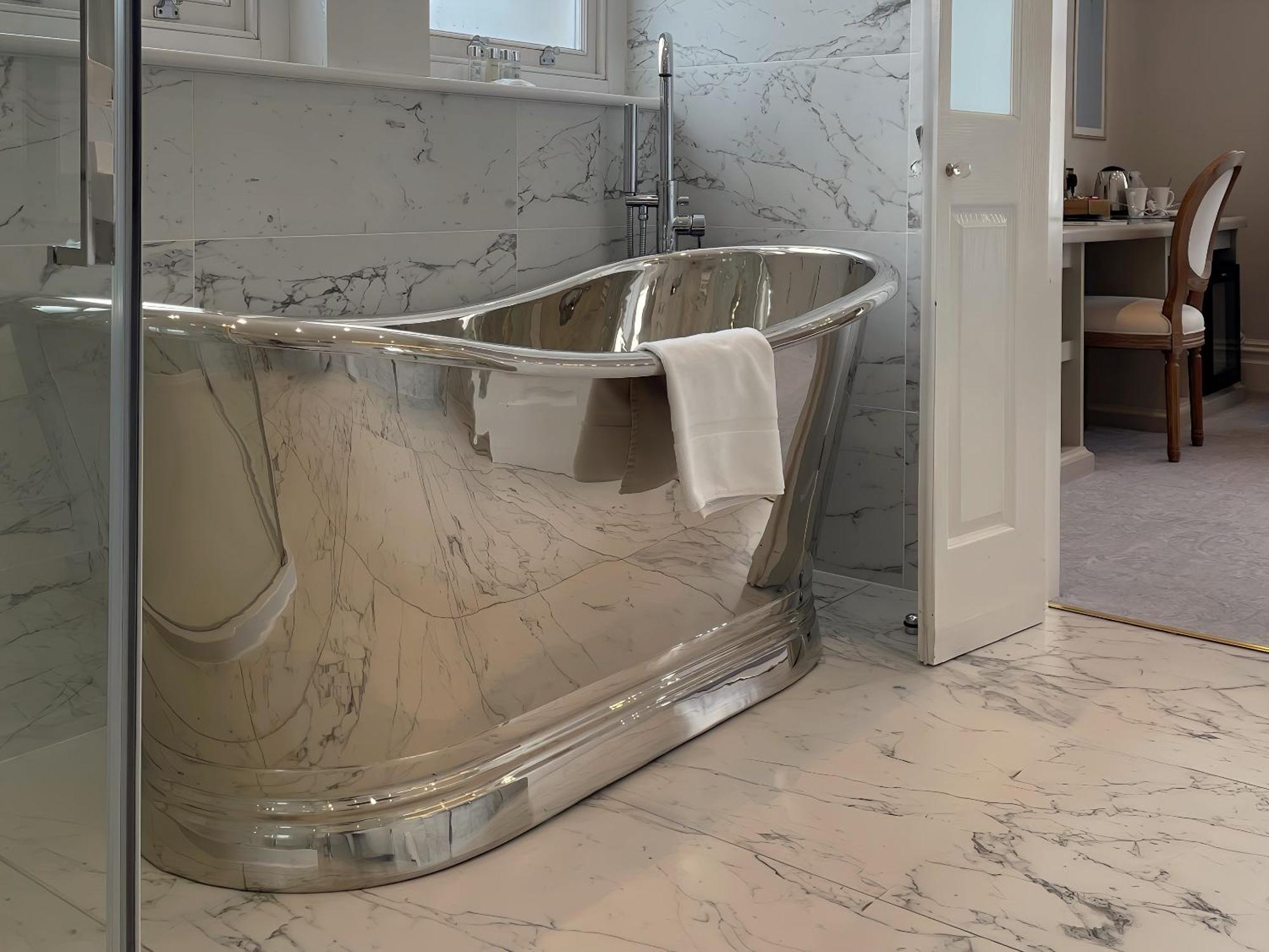 บาเดน เฮาส์ Hotel บาธ ห้อง รูปภาพ A freestanding bathtub