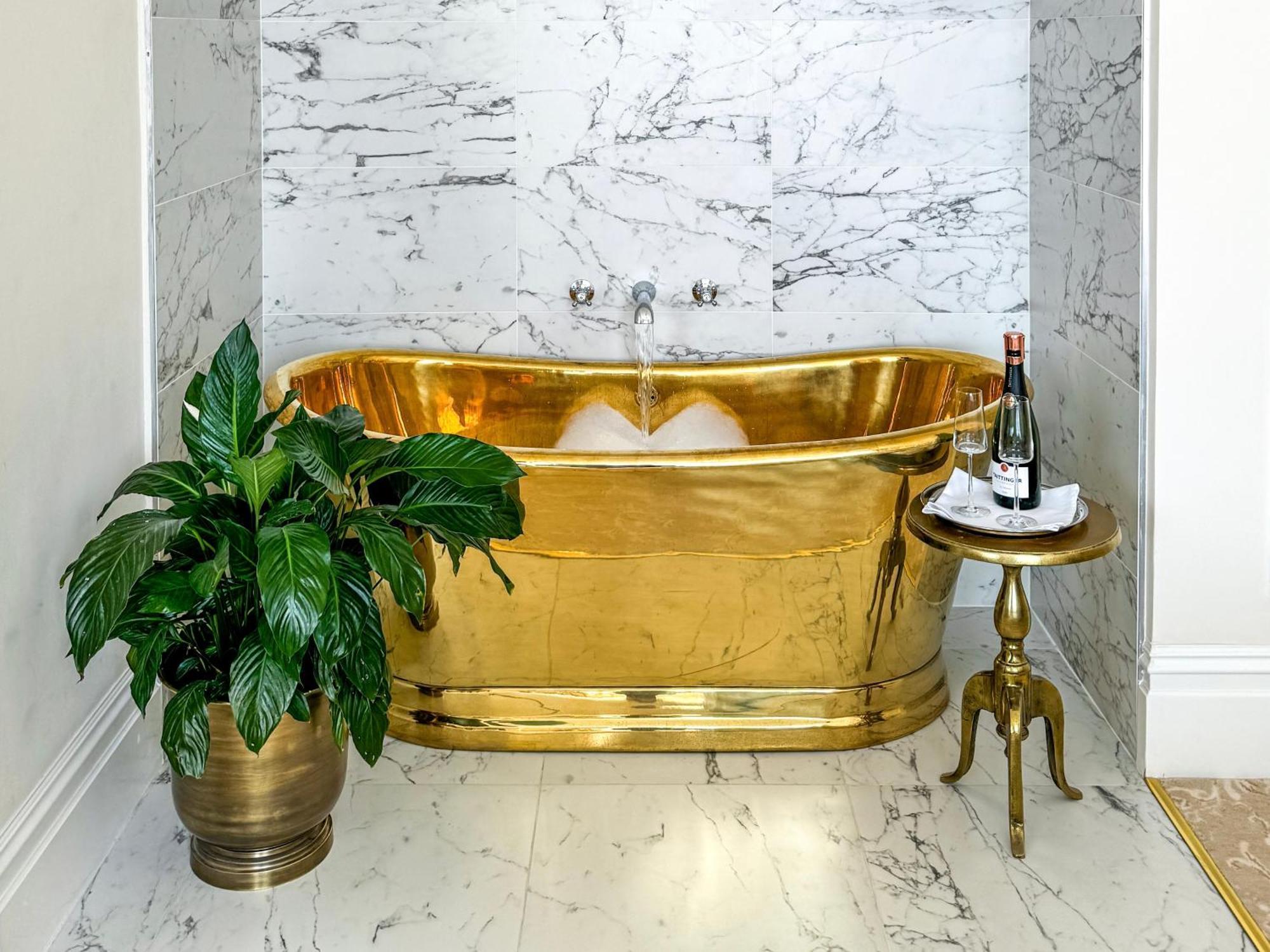 บาเดน เฮาส์ Hotel บาธ ห้อง รูปภาพ A freestanding copper bathtub